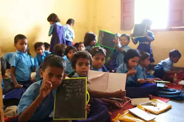 Teachers teaching door-to-door to students up to class VIII in Madhya Pradesh