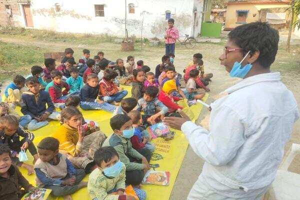 In spite of being blind, Vidya, who is awash with education, teaches tuition to hundreds of children for free