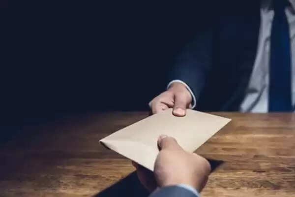 Junior Assistant of District Education Officer arrested red handed taking one lakh bribe