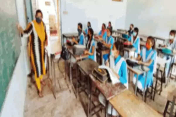 Gwalior Education News: The school took only two hours on the first day, it was Saturday’s turn, reached with a bag, brought it from school