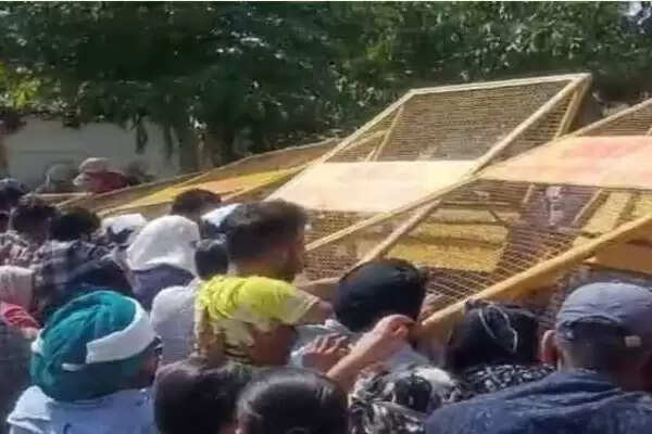 Unemployed teachers encircle the education minister’s cell in Sangrur, remove barricades