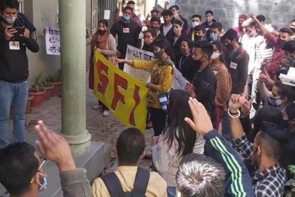 SFI demonstrated outside the Directorate of Education