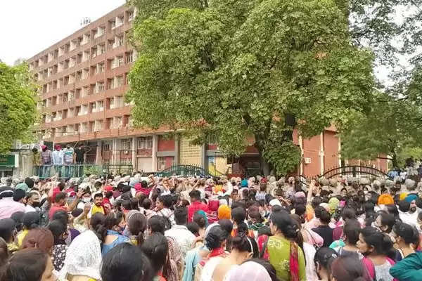 Teachers sitting besieged the education building in Mohali, jammed, removed after meeting with Education Minister, closed the way to Chandigarh