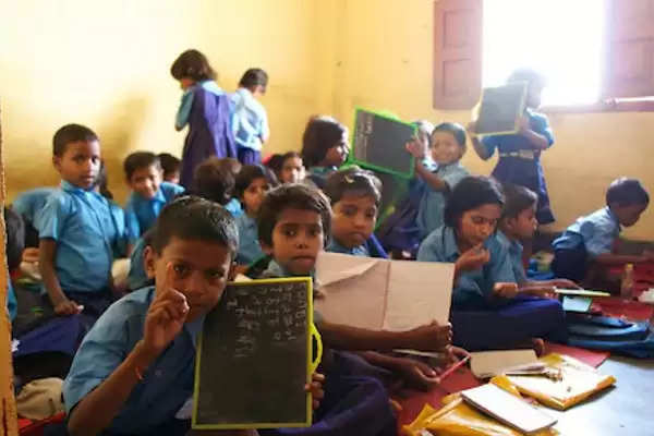 Teachers teaching door-to-door to students up to class VIII in Madhya Pradesh