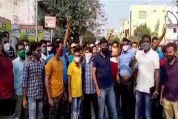 Parents protested to demand fee waiver