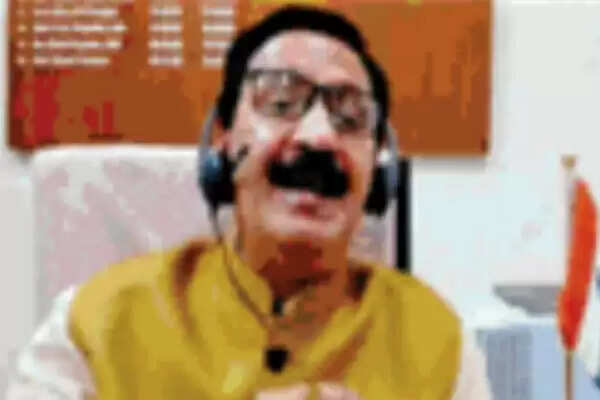 Currently media needs qualified journalists: Dwivedi