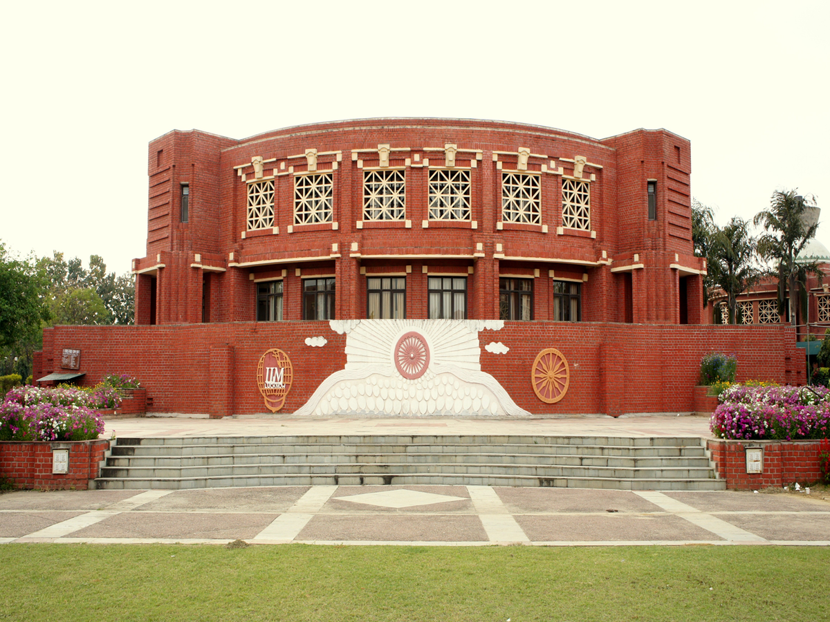 naukrinama.com - IIM Lucknow Introduces New B.Sc. in AI and Business Analytics