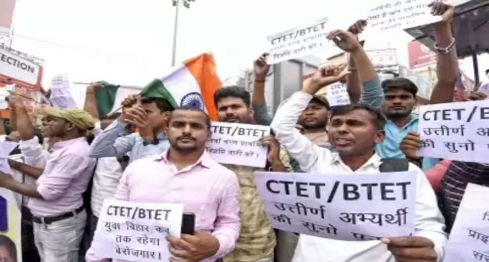 CTET and BTET pass candidates protest before RJD office in Patna