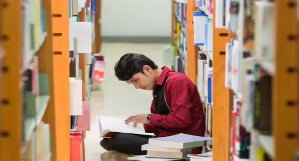 In a bid to encourage children in villages to promote the habit of reading, the Bihar government has started ‘Didi ki library’, established under Jeevika. The first Didi ki library or community library in Singheshwar was inaugurated by Chief Minister Nitish Kumar on February 10. At least 100 libraries have been opened in 32 districts. Community Library and Career Development Centres (CLCDCs) have also been set up in many blocks of the state. Jeevika’s CEO Rahul Kumar said that the 100 Community Library-cum-Career Development Centres (CLCDCs) established by Jeevika as study centres of various courses recognised by the National Institute of Open Schooling (NIOS) will help promote education in rural children. Kumar said that there are a total of 12,318 members registered in all the 100 community libraries, of which about 80 per cent are girls. Till now, 63 government buildings have been taken over for the purpose, while the remaining 37 are being developed in private houses hired by Jeevika. The building marked for the operation of CLCDC has a hall, which can accommodate about 30-40 people and two rooms, in which one room is used as a physical and digital library-cum-office and the other room is used as a study room. The hall is used for other teaching-training activities including conducting digital and physical classes as per the requirement. Books for preparation of various higher education entrance exams including class 9th to 12th textbook, e-books and notes are available in the library. Rohan Rai, a resident of Singheshwar, who works as a labourer said that girls were not able to study properly at home. The library is helping in promoting education among rural children who, for various reasons, did not get time and facilities for studying at their homes. He said that such a facility in the village would be effective in the field of education of girls.