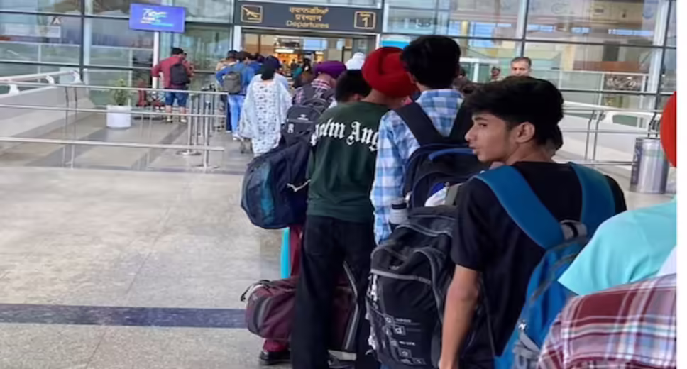 Some 500 International Students in Limbo After Canadian College Revokes Acceptance Letters