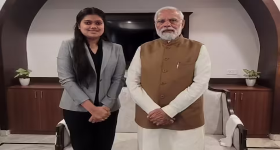 Indore Girl Who Lost Father to COVID-19 Gets BA Degree at Age 15