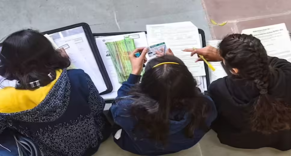 Days after the Cabinet approval to revise classroom textbooks, the Karnataka government has ordered revision in content of Kannada and social science textbooks of Classes 6 and 10 with 18 major changes, including the removal of contentious chapters on RSS founder KB Hedgewar and Hindutva ideologue VD Savarkar. Several other chapters such as ‘Shreshta Bharatiya Chintanegalu’ by Shatavadhani R Ganesh has been replaced by Sara Aboobacker’s ‘Yudha’, ‘Bhookailasa’ — a mythological drama written by Parampalli Narasimha replaced with Jawaharlal Nehru’s ‘Letter to My Daughter’. A chapter written by right-wing ideologue Chakravarthy Sulibele has been dropped. Several other lessons and poems on BR Ambedkar and Savitribai Phule have been added to the text. In social science, lessons on ‘Culture of Vedic Period’, ‘Rise of New Religions’ have been added along with Wadiyar kings of Mysore and their Diwans. An essay on regionalism, which was shown as a threat to the idea of national unity, has been removed from the textbook. The essay had pointed out how linguistic fanaticism that leads to regionalism was against the idea of nationalism and how it hampered the unity of a nation by citing the split of Andhra Pradesh. Most of the lessons, which were included during the Congress rule in 2013-2018 by a committee headed by writer Baraguru Ramachandrappa, have been added again. The decision to roll back the changes made in the textbook syllabus during BJP’s tenure was one of the promises made by the Congress in the run-up to the state elections. Soon after the writers and thinkers met Chief Minister Siddaramaiah, the Congress government had formed an interim committee headed by notable thinker Baraguru Ramachandrappa to analyse the syllabus and provide a report on the necessary changes that had to be made. The committee will then implement the necessary changes. As the academic year has already begun the government will be providing a supplementary booklet to students which comprises the necessary changes. The printing of these booklets would cost around 10-12 lakhs and would be provided to students with 6-10days as claimed by the Education minister of the state. Speaking after the cabinet meeting that took place a couple of days ago where a decision on textbook revision was made, education minister Madhu Bangarappa laid down the details. “As per our commitment in our manifesto and in the interest of students, there will be changes in chapters. For one month, there will be no main subjects taught. So what we have thought is to give a supplementary booklet with all the changes for one month. Within less than 10 days, it will reach all the schools. Now, my task is to print it at earliest and deliver it to schools. “Complementary booklet will be only for this academic year. For next year onwards, to change the thinking process, and for better studies, we will create a technical team to work on planning for next academic now only,” said the education minister.