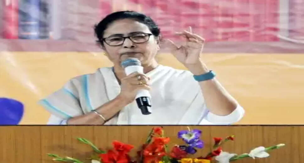 Kolkata, Jan 30 (IANS) West Bengal Chief Minister Mamata Banerjee on Monday stood by Nobel laureate economist Amartya Sen after Visva Bharati University Vice Chancellor Bidyut Chakraborty accused him of unauthorised possession of university land at Bolpur-Santiniketan in Birbhum district. Chakraborty has alleged that Sen is in possession of 1.38 acres of land which is excess of his legal entitlement of 1.25 acres. The Nobel laureate economist, however, has denied the charges. On Monday afternoon, the Chief Minister, after reaching Bolpur-Santiniketan, went to the residence of Professor Sen. There she handed over the land holding records of the state Land & Land Reforms Department, which shows his legal entitlement over the entire 1.38 acres of land that he is occupying. "The allegations made by the university authorities of illegally occupying 13 decimals of land was totally false and meant to malign the image of the great educationist. We will take whatever legal action required in this regard also which I will not disclose now. But I will not tolerate the insult of the Nobel laureate at any cost," Banerjee said. On the spot, she also directed the district police to provide Z+ category security to Sen. She also directed the Superintendent of Police, Nagendra Tripathi to set up a temporary police camp in front of his residence there. The Chief Minister also said that there is a definite attempt to saffronise everything and in this process, some related to the education system are insulting the Nobel laureate. "But I will not tolerate this and will see it through to the end," the Chief Minister said, throwing a virtual challenge to the university authorities.