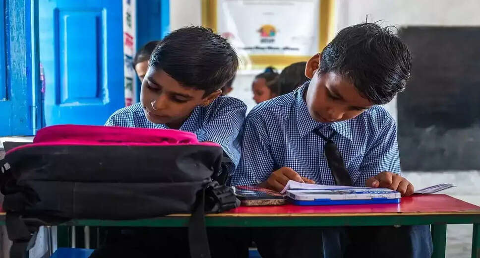अब सभी स्टूडेंट्स का बनेगा अपार कार्ड, मिलेंगे ये फायदे show me 10 titles of other website which have posted LAtest similar content with diffrent title in hindi and also mention the website name infront of titles. also write some unique titles according to other websites.
