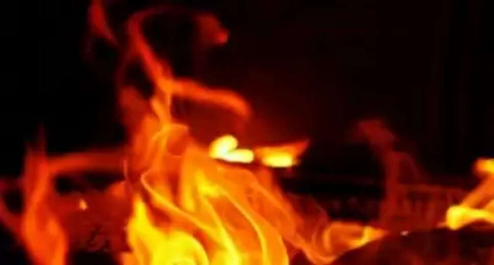 Bhopal, Feb 20 (IANS) The woman principal of a private pharmacy college in Madhya Pradesh's Indore was set ablaze on Monday by an ex-student, allegedly over delay in issuing the mark sheet, and is in a critical condition at a hospital, having suffered 80 per cent burns. The victim was identified as Vimukta Sharma, 50. According to police, the incident occured the BM Pharmacy College campus in Simrol area in the evening when she was about to board her car to leave for her home. It was then Ashutosh Srivastava, 22, said to an ex-student of the college, came to her and after a short argument over delay in issuance of his mark-sheet, poured petrol on her and set her ablaze with a cigarette lighter, police said. "He too received burn injures, but, however, ran away from the spot. He was arrested after a long chase by police and booked for attempted murder under Section 307 of the IPC," Indore's Superintendent of Police, Rural, B.S. Virde said. Police also claimed Srivastava had passed the seventh and eighth semester of B.Pharma course in 2022 from the private college concerned, but was not yet issued the mark sheet. Four months back also, he had attacked college faculty member Vijay Patel with a knife over the same issue, after which he was arrested under the Arms Act. He had been released on bail a few weeks back only. The police are also trying to find out why he wasn't getting a mark sheet from the college, affiliated to state government-run Rajiv Gandhi Praudyogiki Vishwavidyalaya (RGPV).
