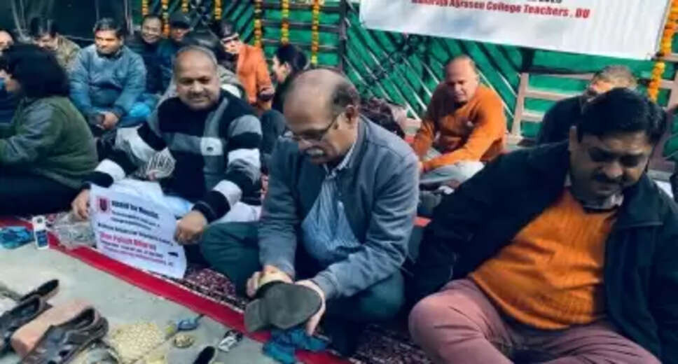 New Delhi, Jan 27 (IANS) The professors of Maharaja Agrasen College affiliated to the Delhi University on Friday polished shoes on the footpath as a protest against the Arvind Kejriwal-led AAP government after not receiving their salaries for the last four months. A large number of students also participated in the shoe-polishing demonstration. The staff of Maharaja Agrasen college have been facing the problem of not receiving their salaries regularly. The professors alleged that the ad hoc teachers of the college had not yet received the arrears of the Seventh Pay Commission. Since the last three years, teachers had not received reimbursement of medical bills, payment of LTC facility and child education allowance. Notably, 12 colleges affiliated to DU are fully funded by the Delhi government and all of them have been facing financial problems. The professors said that there have been cases of shortfall and delay in receiving grants in these colleges in the last three years. Professor PK Sharma said that the teachers and employees of Maharaja Agrasen College have not received their salaries since four months which has led to them facing financial problems, including inability to pay their children's school fees and the loan EMIs. Many staff and teachers faced the tragedy of family members falling ill during the pandemic and many cases of the staff seeking loans to perform the last rites of their deceased family members also came to light. The professors of Maharaja Agrasen College faced the issue of not receiving their salaries in the pandemic too. The teachers then took up the issue of irregular salaries with the principal of the college, the governing body of the college, the Delhi University Teachers Association (DUTA), the vice-chancellor of Delhi University, the Lieutenant Governor of Delhi and the Delhi government but to no avail as no permanent solution has been found so far. In this situation, the teachers have now decided to agitate in new and innovative ways to ensure that the government takes concrete steps in the matter. The teachers have demanded regular salary every month. In the demonstration, the professors polished the footwear of the people and their students on the road outside the college and mobilised support.