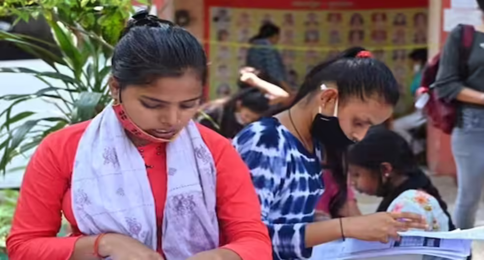 The four-year undergraduate programme (FYUGP) will be adopted by 105 institutions, including 19 central universities, as part of their undergraduate admissions for the next 2023–24 academic session, according to a recent announcement by the University Grants Commission (UGC). The Central Universities, which offer four-year programmes, include Delhi University, Tezpur University, Aligarh Muslim University, Maulana Azad National Urdu University, Vishwa Bharati University, Assam University, Central University of Jammu, Sikkim University, National Sanskrit University, Mahatma Gandhi International Hindi University, Sri Lal Bahadur Shastri National Sanskrit University, Hemvati Nandan Bahuguna Garhwal University, English and Foreign Language University, Rajiv Gandhi University and Central Universities located in Haryana, South Bihar and Tamil Nadu. Notably, 40 deemed-to-be universities, 18 private universities, and 22 state universities have also opted to implement the four-year undergraduate program. As per the recommendations outlined in the National Education Policy (NEP) of 2020, the decision to offer undergraduate degrees with a duration of either three or four years, along with the provision of multiple exit options, is being implemented. If a student needs to leave college before completing three years of study due to personal circumstances, they will be provided with the opportunity to re-enrol and complete their course in future. These exit options include receiving a UG certificate upon completion of one year of study in a specific discipline or field, including vocational and professional areas, acquiring a UG diploma after two years of study, or attaining a Bachelor’s degree after completing a three-year program. The new education policy introduced by the UGC encompasses the Option Based Credit System (CBCS). The four-year multidisciplinary Bachelor’s program, which offers a comprehensive and interdisciplinary education covering both the selected major and minor fields of study is the preferred option among the students. This option allows students to explore a wide range of subjects and multidisciplinary education. In alignment with the recommendations of the National Education Policy (NEP), the University Grants Commission (UGC) has developed a new student-centric framework called the “Curriculum and Credit Framework for Undergraduate Programs (CCFUP)." This framework incorporates a flexible Choice-based Credit System (CBCS), encourages a multidisciplinary approach, and provides multiple entry and exit options for students.