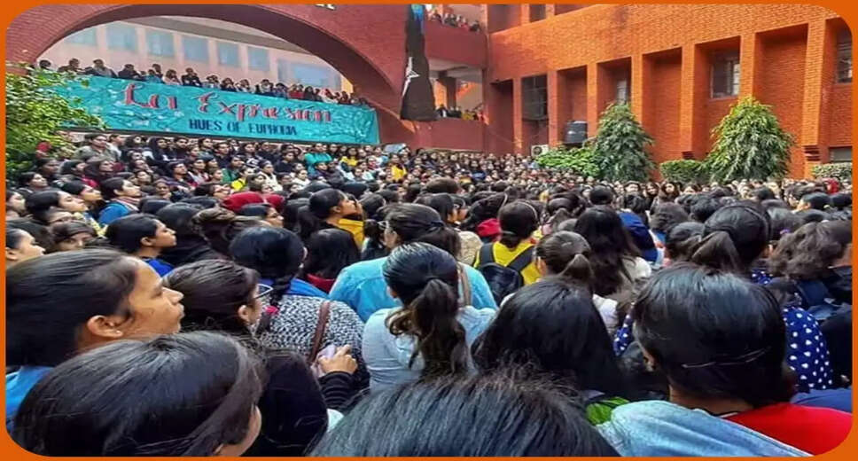 लड़कियों के लिए जन्नत से कम नहीं ये कॉलेज, सिंपल ग्रेजुएशन भी किया तो मिलता है लाखों का पैकेज Show me 5 titles of other website which have posted LAtest similar content with diffrent title in hindi also mention the website name infront of titles. also write some unique titles according to other websites..